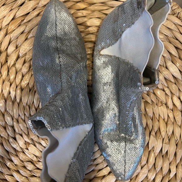 Chanel - Picture 8 of 9